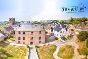 Vue aérienne d'Arvieu, où se situe les locaux de l’agence web Laëtis.